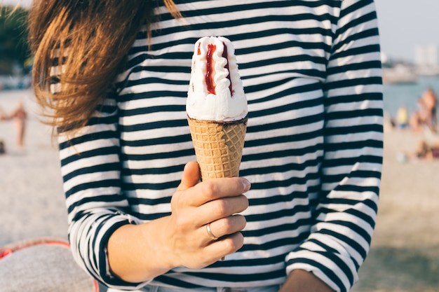 Primo piano di una donna che tiene il gelato in mano