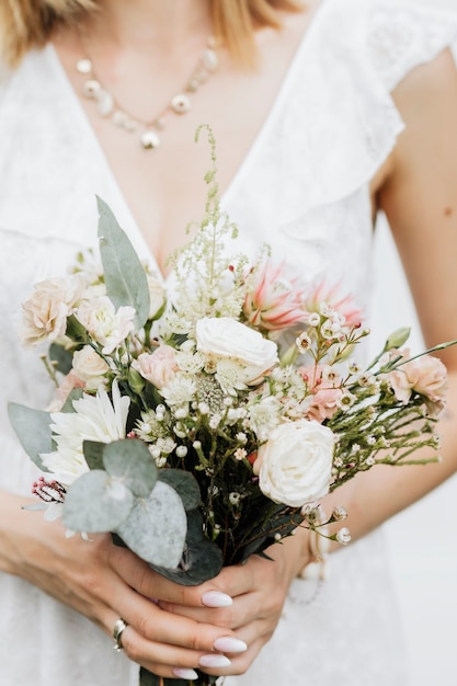 Primo piano di una donna che tiene un mazzo di fiori