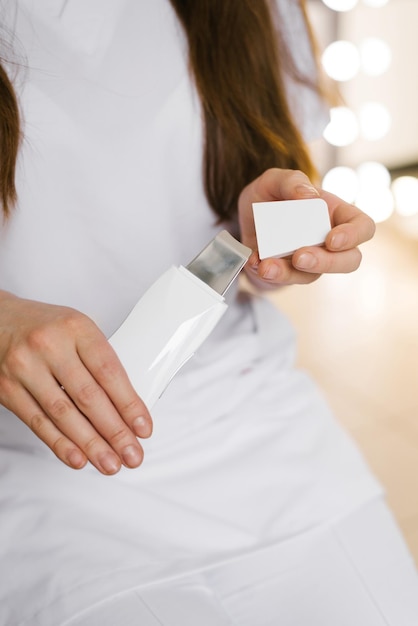 Primo piano di una donna cosmetologa che apre un dispositivo per la pulizia del viso ad ultrasuoni