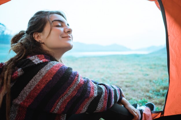 Primo piano di una donna, rilassarsi e godere dopo il risveglio