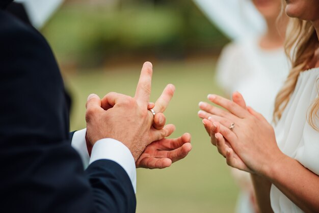 Primo piano di una fede nuziale d&#39;uso della sposa felice il suo sposo. Cerimonia matrimoniale