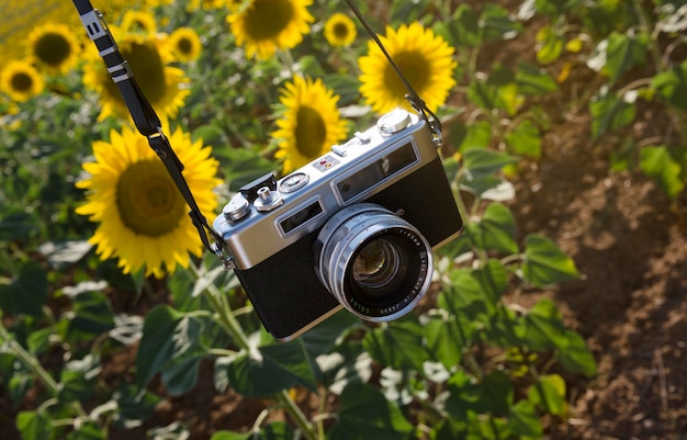 Primo piano di una fotocamera reflex in campagna