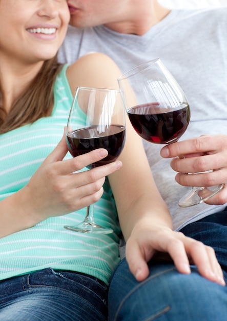 Primo piano di una giovane coppia che beve vino rosso