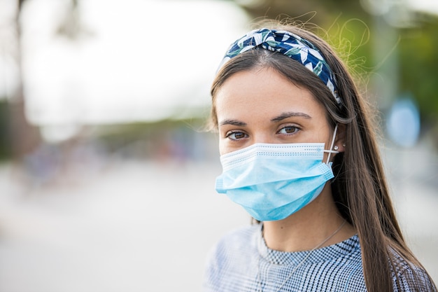 Primo piano di una giovane donna che indossa una maschera protettiva