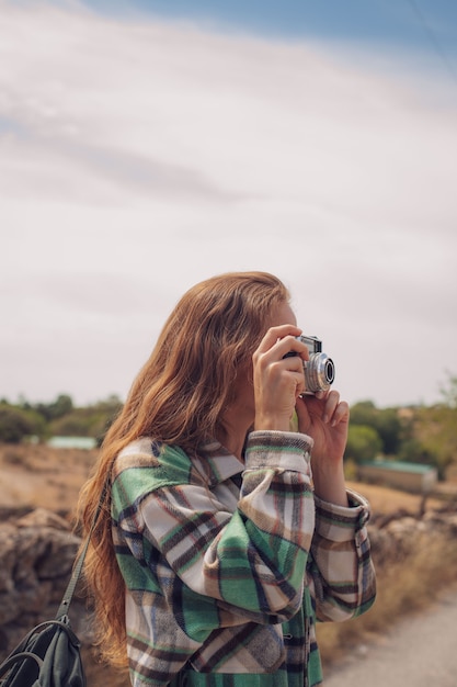 Primo piano di una giovane modella che scatta una fotografia con un percorso