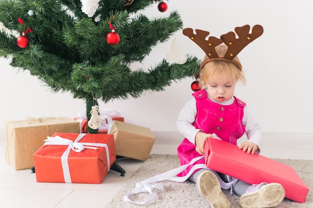 Primo piano di una giovane ragazza che apre i regali di Natale