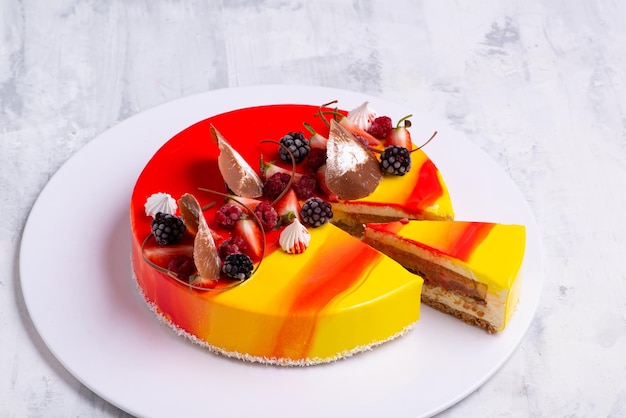 Primo piano di una gustosa torta condita con caramelle e frutta fresca