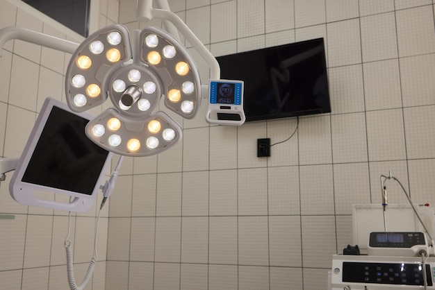 Primo piano di una luce chirurgica a LED di fascia alta con più lampadine per una sala operatoria Un dispositivo medico per la luce del teatro operativo