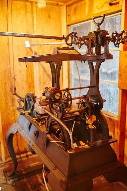 Primo piano di una macchina antica in una stanza in legno con illuminazione arancione