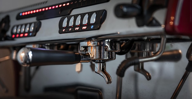 Primo piano di una macchina da caffè professionale