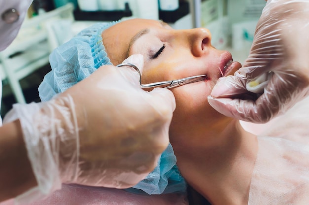 Primo piano di una mano che infila il labbro superiore della bella donna