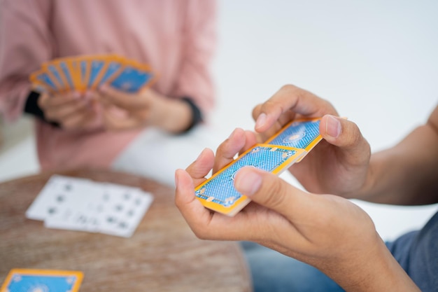 Primo piano di una mano che mescola le carte mentre gioca a carte