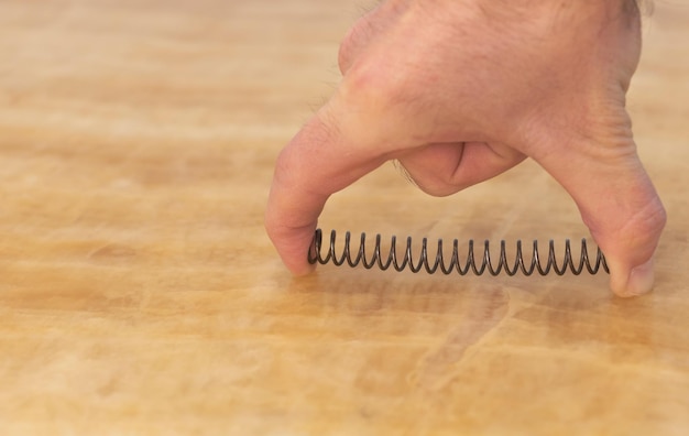 Primo piano di una molla nella mano di un uomo