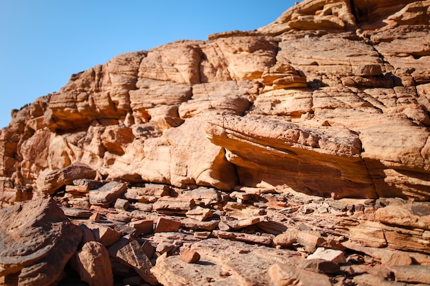 Primo piano di una montagna su cui sono visibili pietre rosse