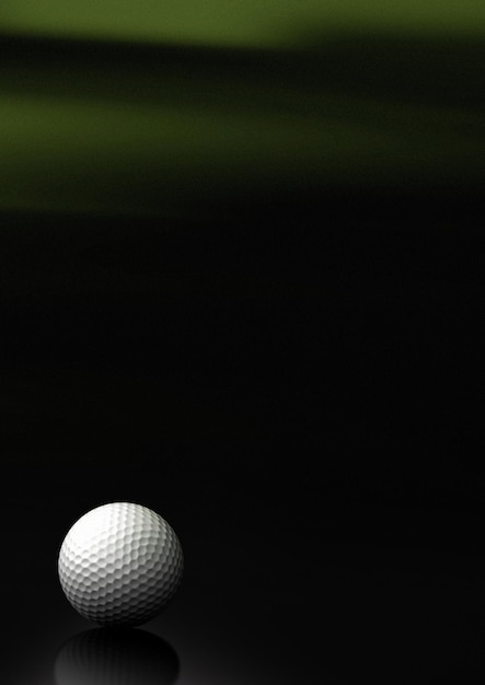 Primo piano di una pallina da golf su uno sfondo nero e verde con rumore nella parte superiore dell'immagine, la pallina si trova in basso a sinistra dell'immagine, c'è spazio per testo e riflessione