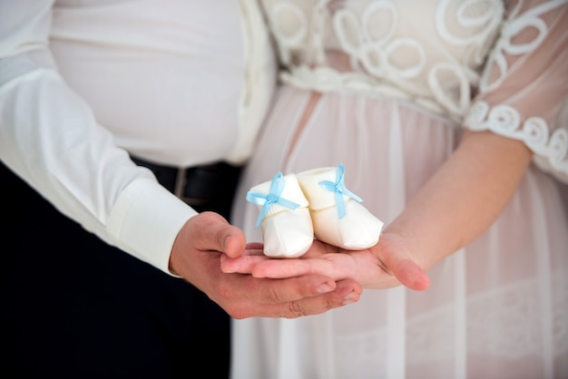 Primo piano di una pancia incinta Genitori felici che aspettano il figlio