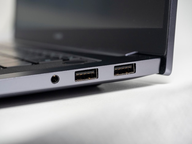 Primo piano di una parte di un laptop in piedi su uno sfondo chiaro Grandi porte USB sul laptop Aprire laptop