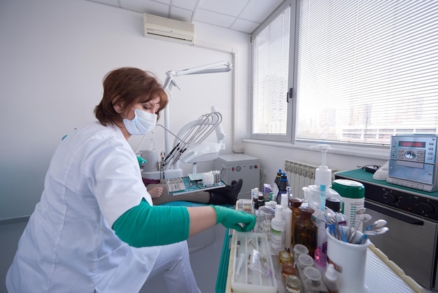 Primo piano di una paziente donna dal dentista in attesa di essere controllata con il medico donna in background