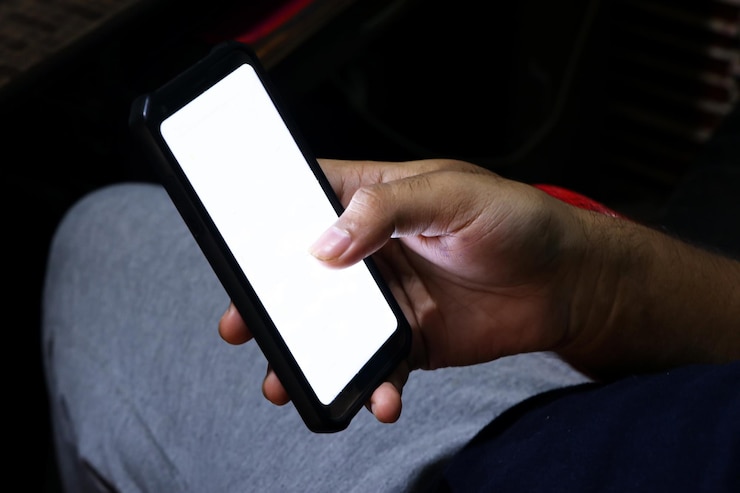 Foto primo piano di una persona che usa il cellulare