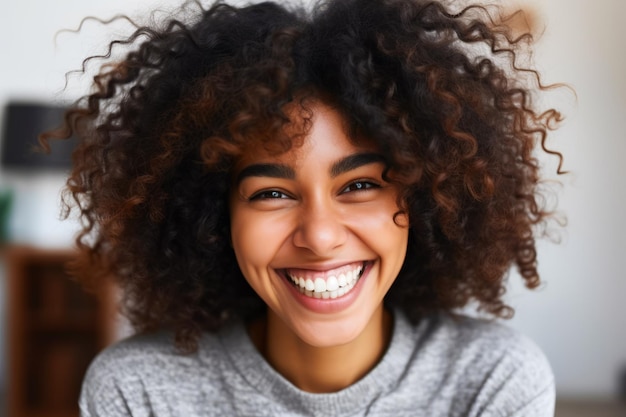 Primo piano di una persona con un sorriso sul volto e i capelli ricci. IA generativa