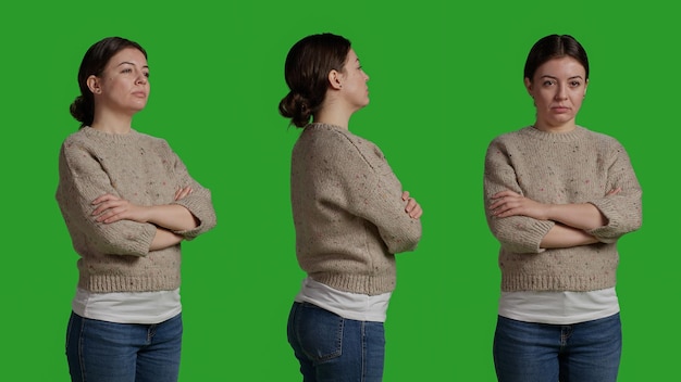 Primo piano di una persona sorridente con un maglione che si comporta in modo adorabile su uno sfondo verde isolato in studio. Persona moderna che è modello positivo e felice, fiducioso sulla fotocamera sullo schermo verde.