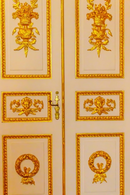 Primo piano di una porta decorata dorata