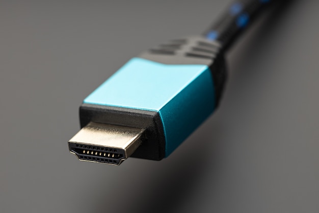 Primo piano di una presa HDMI professionale su sfondo nero