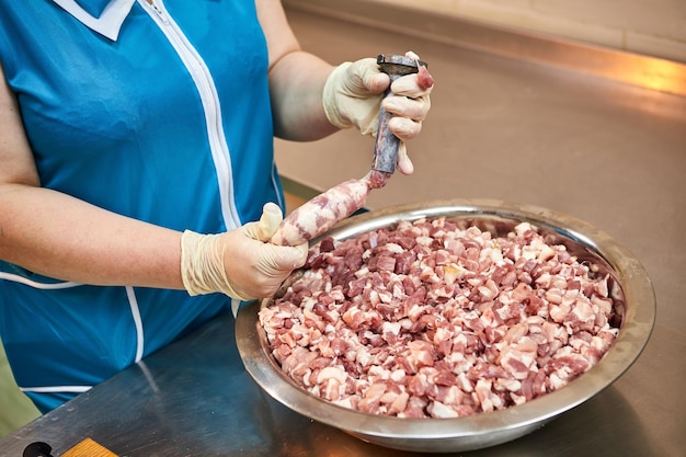 Primo piano di una salsiccia fatta in casa da cucina Preparazione di salsicce con carne e spezie su un tagliere