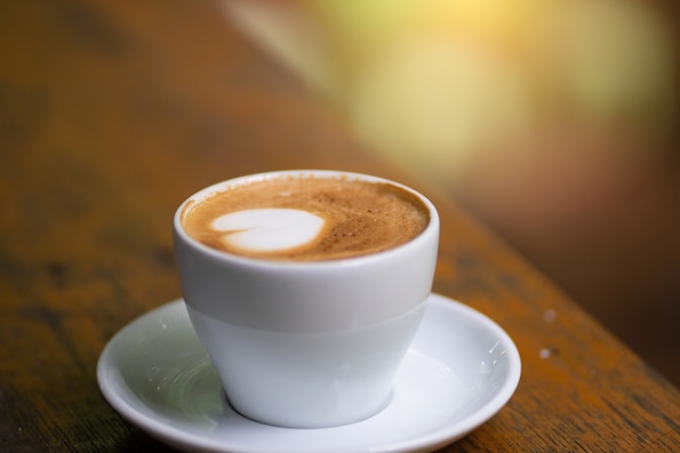 Primo piano di una tazza di caffè con latte