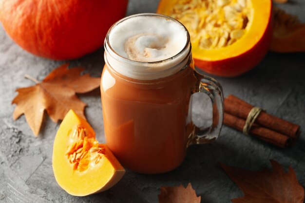 Primo piano di una tazza di latte di zucca