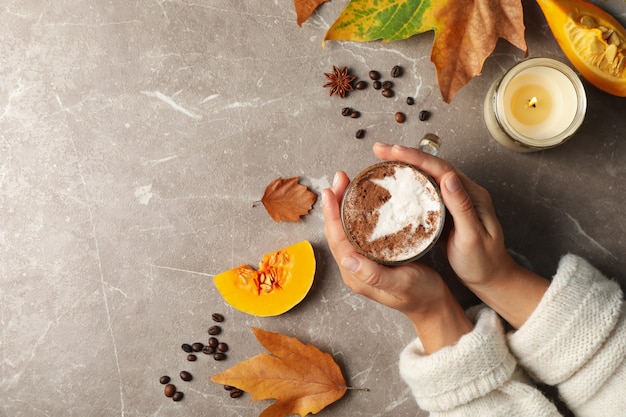 Primo piano di una tazza di latte di zucca