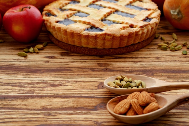 Primo piano di una torta crostata di frutti di bosco servita su un tavolo di legno