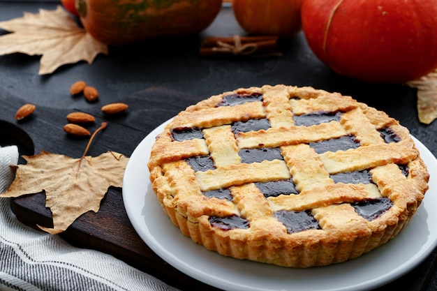 Primo piano di una torta crostata di frutti di bosco servita su un tavolo di legno