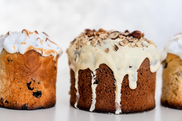 Primo piano di una torta di Pasqua fatta a mano con cioccolato bianco su sfondo chiaro Buona Pasqua