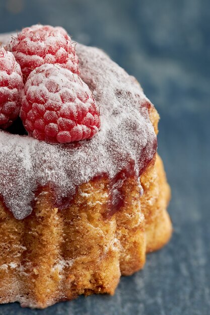 Primo piano di una torta di tè al lampone.