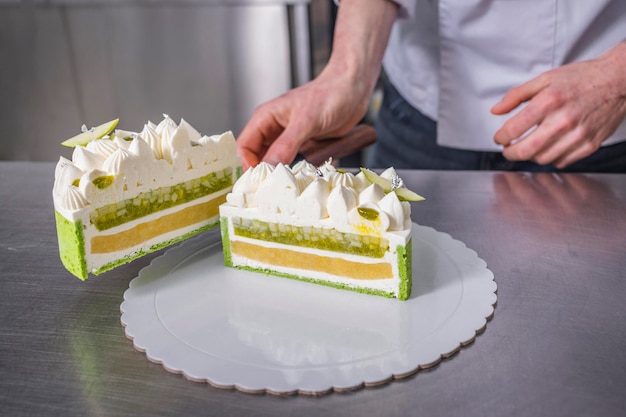 Primo piano di una torta professionale tagliata a metà da uno chef