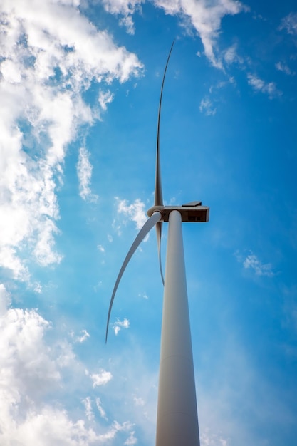 Primo piano di una turbina eolica che produce energia alternativa