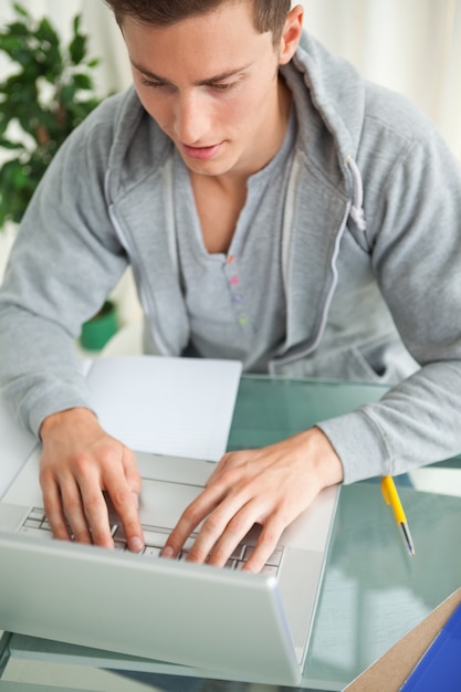 Primo piano di uno studente che digita su un netbook