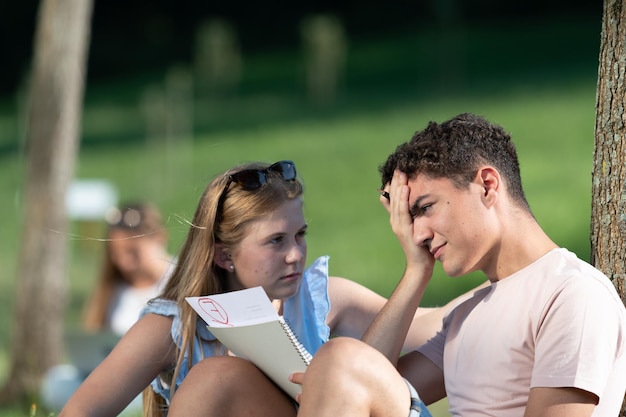 Primo piano di uno studente frustrato che controlla un esame di voto negativo