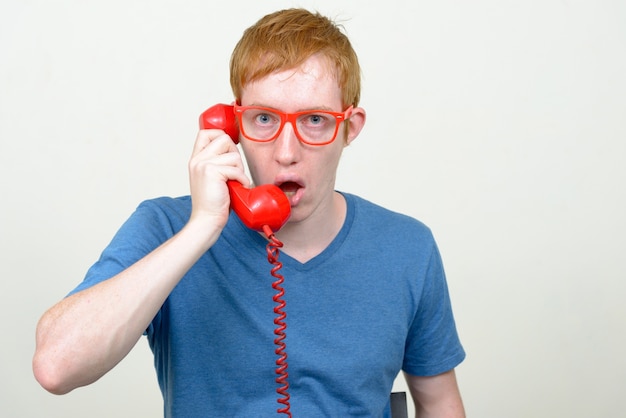 Primo piano di uomo nerd con i capelli rossi che indossa occhiali isolati