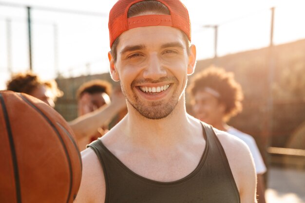 Primo piano di uomo sorridente giocando a basket