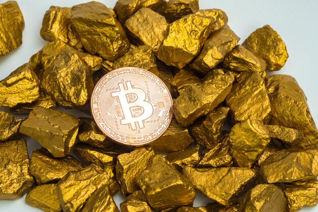 Primo piano di valuta digitale bitcoin e pepita d&#39;oro