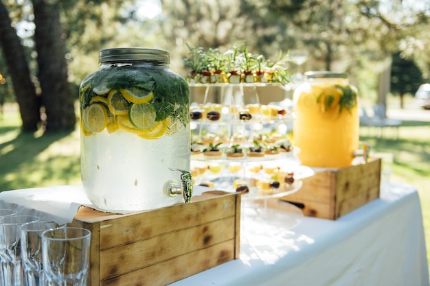 Primo piano di vari piccoli cupcakes e un grande barattolo di limonata prima di una cerimonia di matrimonio