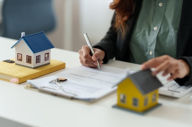 Primo piano Donna d'affari firma un contratto di accordo Concetto di bene immobile