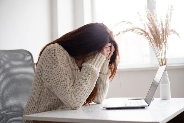 Primo piano donna d'affari infelice e stressata che legge cattive notizie nella posta elettronica studente frustrato che lavora su un progetto online di attività difficile Duro lavoro a distanza