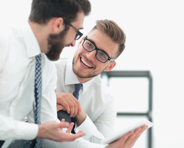 Primo piano due dipendenti di successo lavorano insiemefoto con spazio di copia