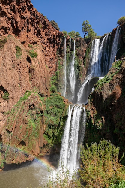 Primo piano e campo lungo delle cascate di Ouzoud e dell'arcobaleno in Marocco