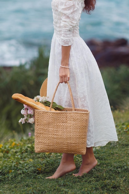 Primo piano elegante fine settimana bohémien cerca picnic sulla spiaggia