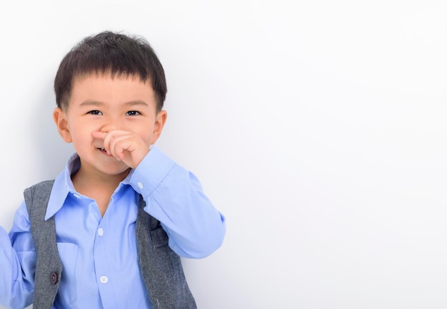 Primo piano faccia asiatica del ragazzino su priorità bassa bianca