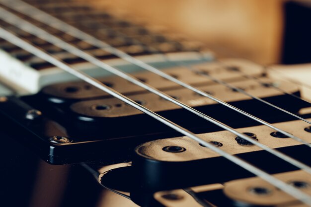 Primo piano foto della tastiera della chitarra elettrica sulla tavola di legno